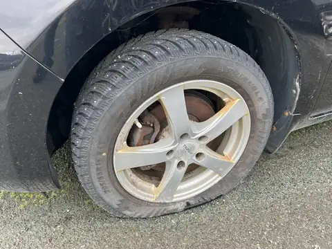 Toprak yol kenarında patlamış ön lastik
